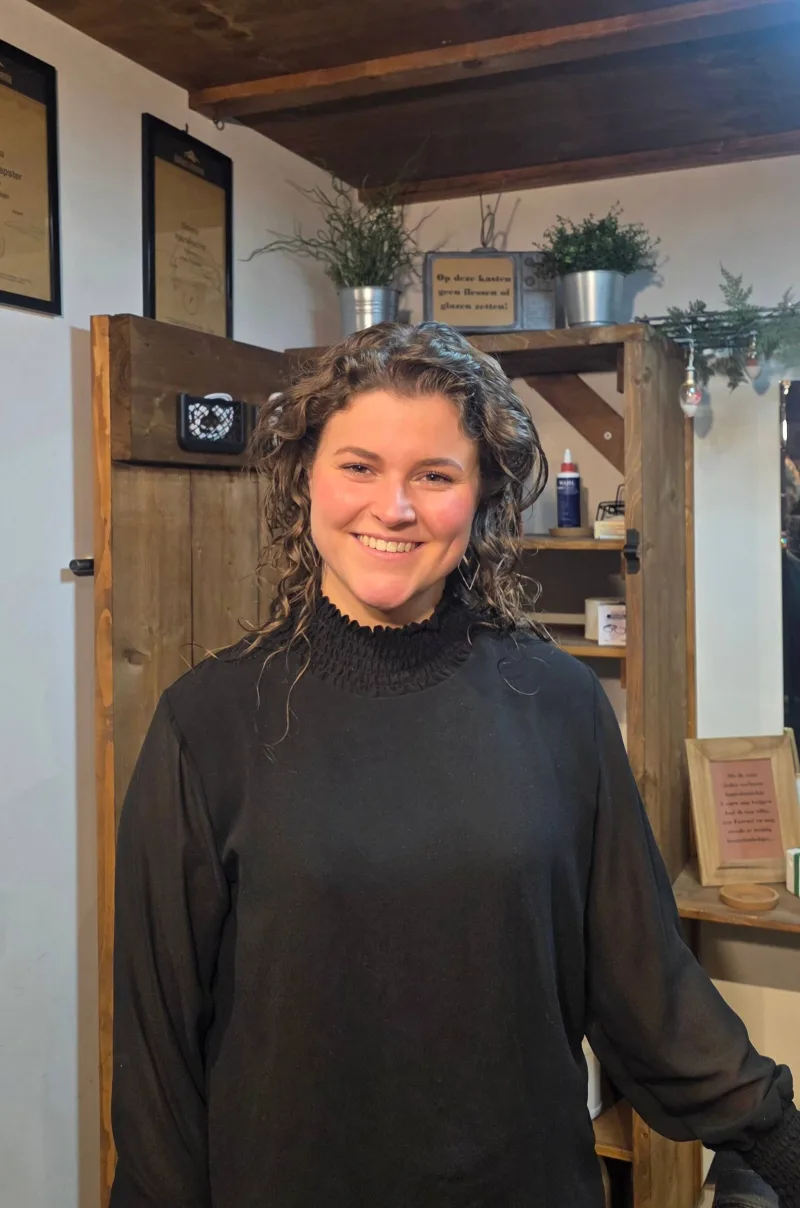 Imke, de kapster van Kapsalon Bloom, in haar salon.